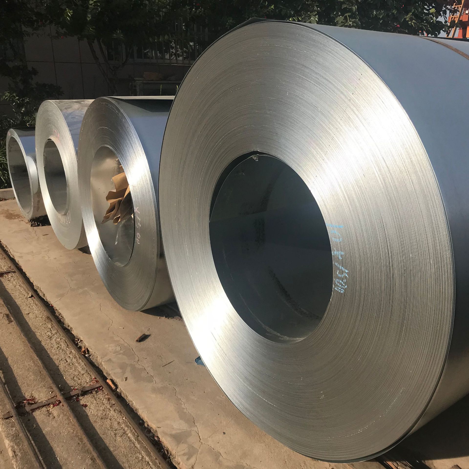 山東泰安鍍鋁鋅板市場探析 以0.8*1250規格與鋅鐵合金、硅鐵粒應用為例